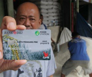 Pedagang beras di Pasar Induk Beras Cipinang menunjukkan Kartu Pedagang. (ist)