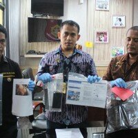 Kasat Reskrim Polres Pelabuhan Tanjung Priok AKP David Kanitero (tengah) menunjukan barang bukti. (yahya)