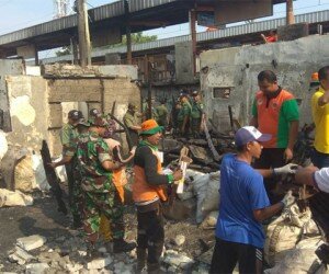 Ratusan personil gabungan kerja bakti dipimpin Camat Kembangan, Joko Mulyono dan baksos di lokasi eks kebakaran di RW 05 Kelurahan Kembangan Utara, Jakbar. (Rachmi)