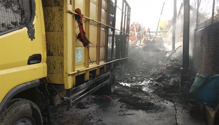 Sisa kebakaran yang menghanguskan pabrik biji plastik di Penjaringan, Jakarta Utara. (ist)