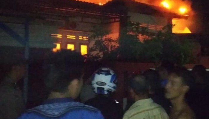 kebakaran dirumah ANS jadi tontonan warga,(koesma)