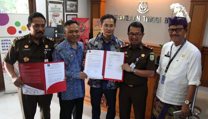 Direktur OPHI Dirjen AHU, Tudiono (batik biru kedua dari kiri), perwakilan Korsel sama Wakajati Bali Didik Farkhan Alisyahdi.