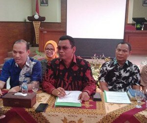 Kajari Depok Yudi Triadi didampingi Kasie Intel setempat Kosasih saat menjelaskan permasalahan barang bukti first travel yang akan dilelang. (anton)