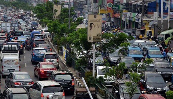 Kondisi kemacetan setiap jam sibuk kerja di Jl. Raya Margonda Depok setiap hari. (anton)
