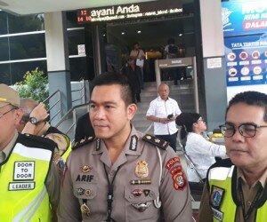Kepala BPRD Jakarta, Faisal Syafruddin (kiri), dan Kasie STNK Kompol Arif Fazlurrahman (tengah), di Polda Metro Jaya, Jakarta Selatan. (firda)