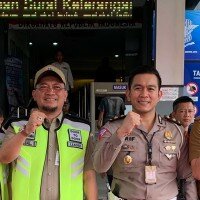 Kepala BPRD DKI, Faisal Syarifuddin (ke dua dari kiri) bersama&nbsp; petugas Samsat usai peluncuran website https://pajakonline.jakarta.go.id. (ist)