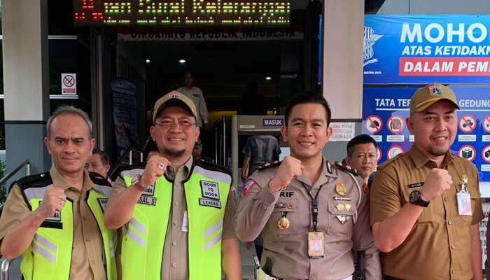 Kepala BPRD DKI, Faisal Syarifuddin (ke dua dari kiri) bersama&nbsp; petugas Samsat usai peluncuran website https://pajakonline.jakarta.go.id. (ist)