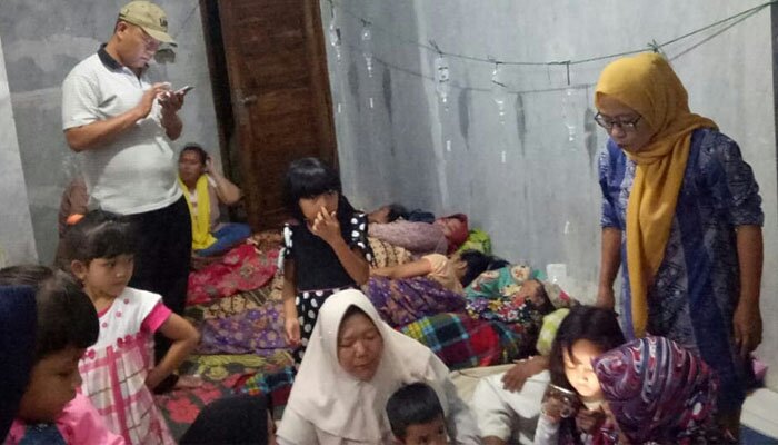 warga cisarua dirawat bidan desa dikantor bamusdes setempat