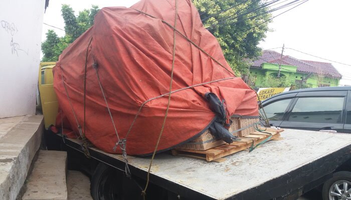 Truk pengangkut keramik nyaris terjang tembok rumah warga.(angga)