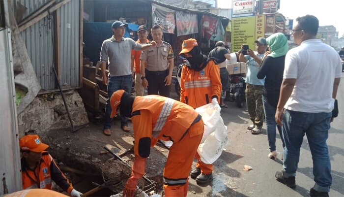 Camat Kembangan, Joko Mulyono bersama 3 pilar bersama warga saat kerja bakti di Jln Raya Srengseng RT 06/05 Kelurahan Srengseng, Jakbar. (Rachmi)
