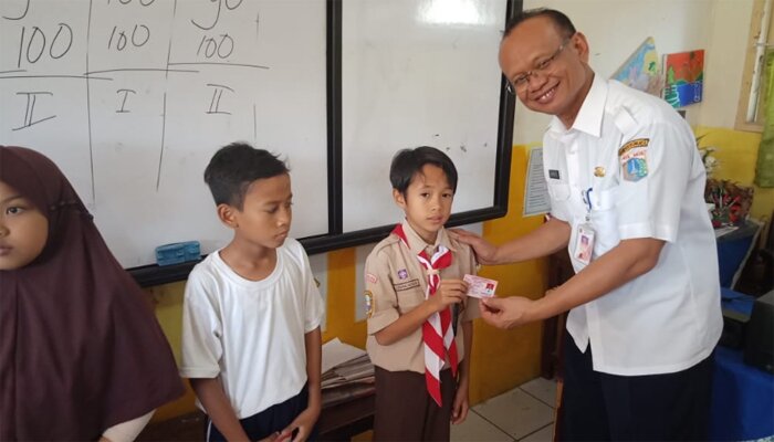 Kasudin Dukcapil Jaksel, Abdul Haris, saat menyerahkan KIA kepada pelajar. (wandi)