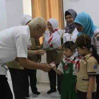 Petugas menyerahkan KIA kepada salah seorang pelajar. (wandi)