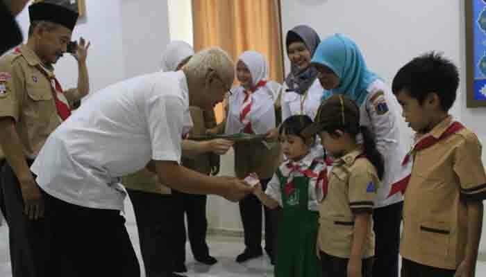 Petugas menyerahkan KIA kepada salah seorang pelajar. (wandi)