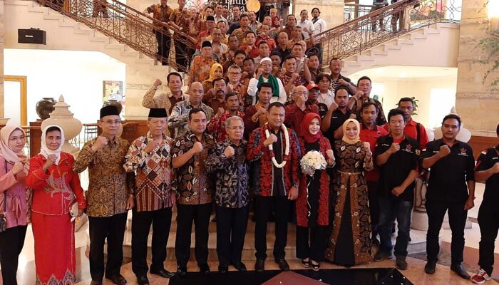 Kombes Adi Vivid Agustiadi Bachtiar berkalung bunga.