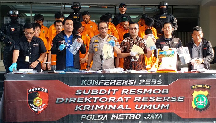 Kabid Humas Polda Metro Jaya Kombes Yusri Yunus didampingi Wadir Reskrimum AKBP Dedy Murti menunjukkan barang bukti hasil kejahatan.