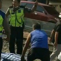 Petugas siap mengevakuasi jasad mahasiswa yang tertabrak kereeta di Serang,