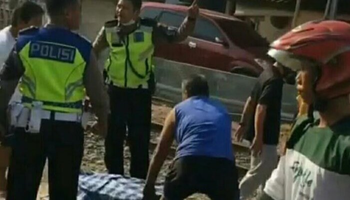 Petugas siap mengevakuasi jasad mahasiswa yang tertabrak kereeta di Serang,