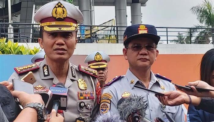 Dirlantas Polda Metro Jaya Kombes Yusuf (kiri) dan Kadishub DKI Syafrin Liputo. (yendhi)