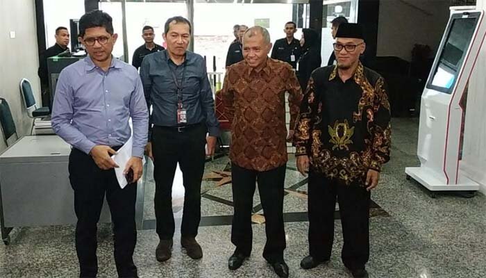 Ketua KPK Agus Rahardjo serta dua Wakil Ketua KPK, Laode M. Syarif dan Saut Situmorang mendaftarkan permohonan uji materi di MK. (ikbal)