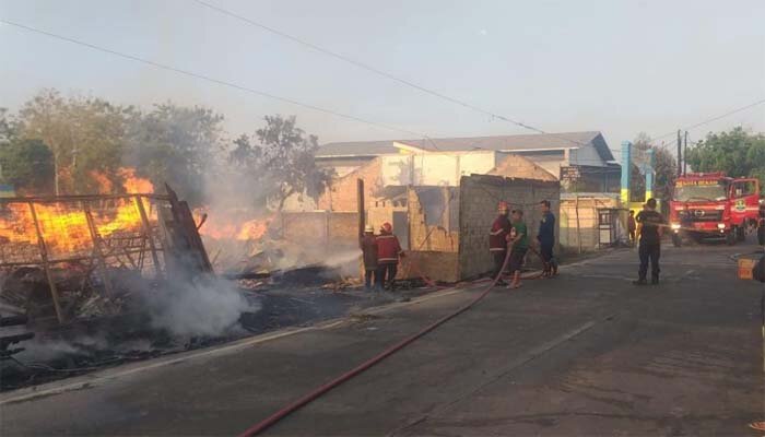 Lapak kayu bekas di Bekasijaya terbakar. (saban)
