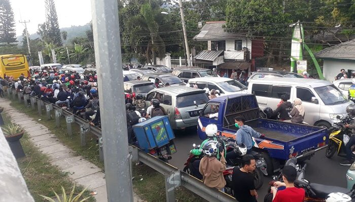 Kemacetan panjang terjadi di kedua ruas jalan di puncak Sabtu (9/11/2019).
