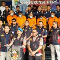 Kepala Satgas Mafia Bola, Brigjen Hendro Pandowo, didampingi Dirreskrimum Kombes Suyudi Ario Seto, memberikan keterangan suap bola.(ilham)