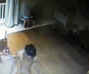 Seorang pencuri bertelanjang bulat terekam CCTV. (ist)