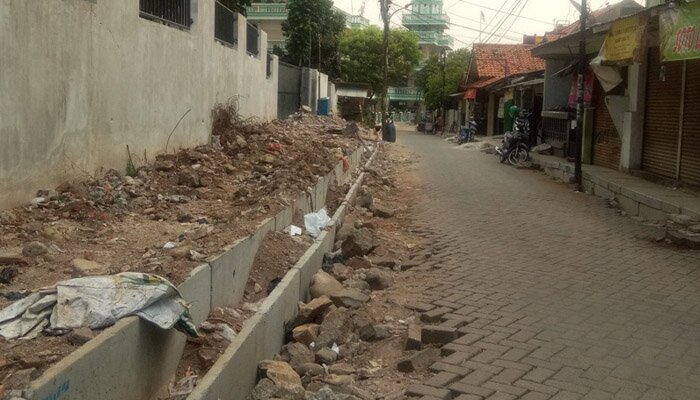 Pembangunan saluran disepanjang Jalan Pancoran Barat XI berantakan. (wandi)