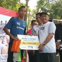 Wali Kota Depok Muhammad Idris saat menyerahkan hadiah kepada Agus Prayogo atlit lari nasional. (anton)