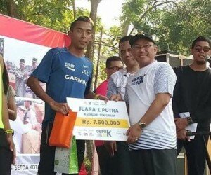 Wali Kota Depok Muhammad Idris saat menyerahkan hadiah kepada Agus Prayogo atlit lari nasional. (anton)