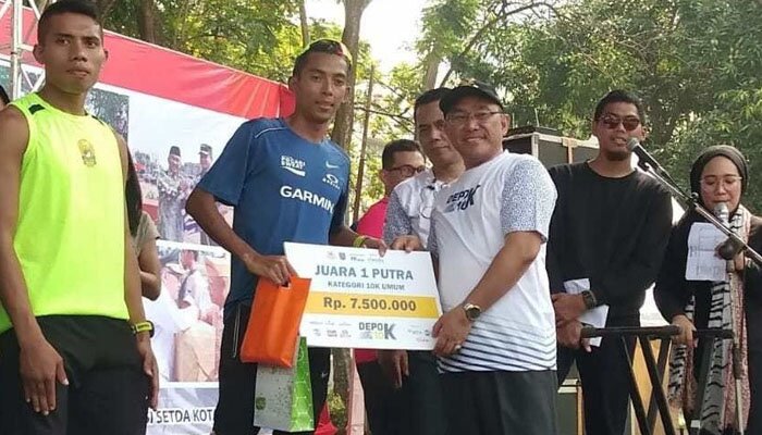 Wali Kota Depok Muhammad Idris saat menyerahkan hadiah kepada Agus Prayogo atlit lari nasional. (anton)
