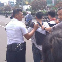 Anggota didampingi Satpam mengamankan dua pelaku diduga pencuri ditangkap di Jalan (ist)