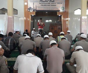 Anggota Polres Way Kanan saat mendengarkan tausiah.(ist)
