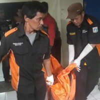 Jasad wanita yang tewas di rusun Griya Cakung saat dibawa petugas. (ifand)