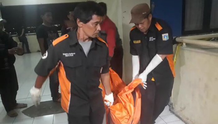Jasad wanita yang tewas di rusun Griya Cakung saat dibawa petugas. (ifand)