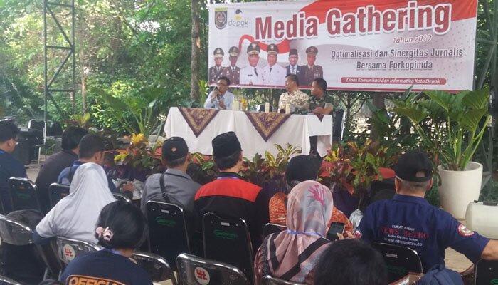 Pasiter Kodim Depok Kapten Inf Ibrahim didampingi Kadiskominfo Depok Sidik sedang memberikan arahan depan wartawan tentang penting membangun sinergitas untuk menjaga keamanan wilayah (angga)
