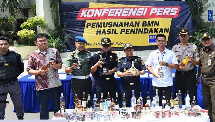 Bea Cukai Marunda musnahkan rokok dan minuman berakohol ilegal.(dwi)