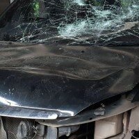 Mobil polisi ringsek diamuk massa. (adji)