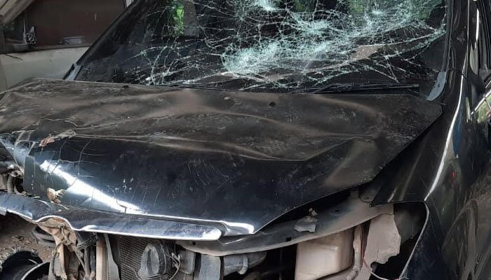 Mobil polisi ringsek diamuk massa. (adji)