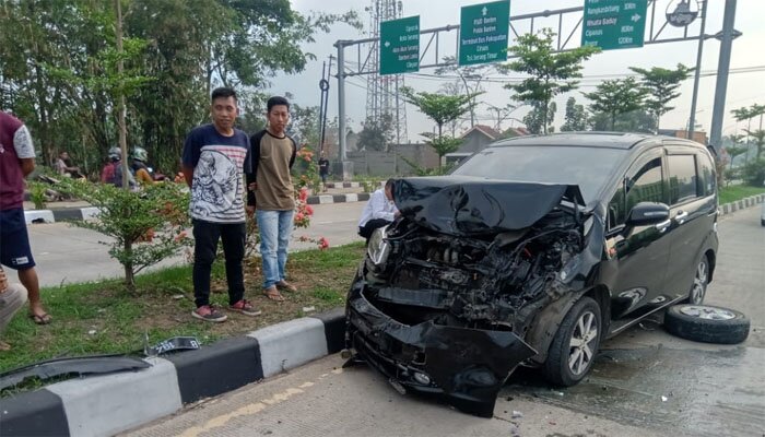 Salah satu mobil yang terlibat tabrakan beruntun ringsek.(haryono)