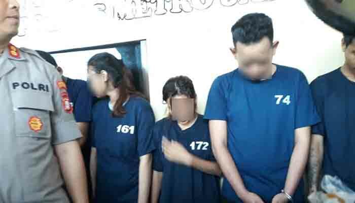 Dua wanita ditangkap aparat polres Jakarta Timur karena membius pemilik mobil untuk menggasak hartanya. (ifand)