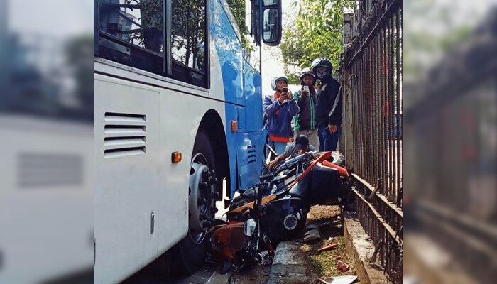 Motor terjepit Transjakarta usai melawan arus karena menghindari razia polisi. (instagram/@jktinfo)