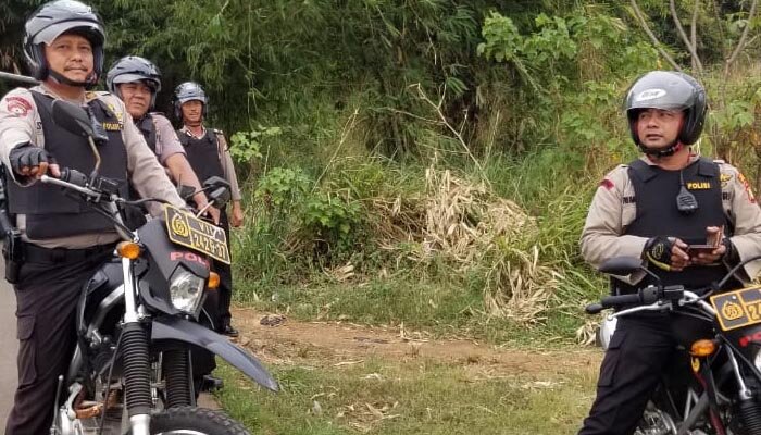 Kapolsek Pancoran Mas Kompol Triharijadi dengan Kanit Sabara AKP Sutrisno dan anggota melakukan patroli bermotor diperbatasan Sawangan.(angga)