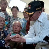 Menko PMK Muhadjir Effendy saat berkunjung ke rumah sakit di Malang. (rihadin)