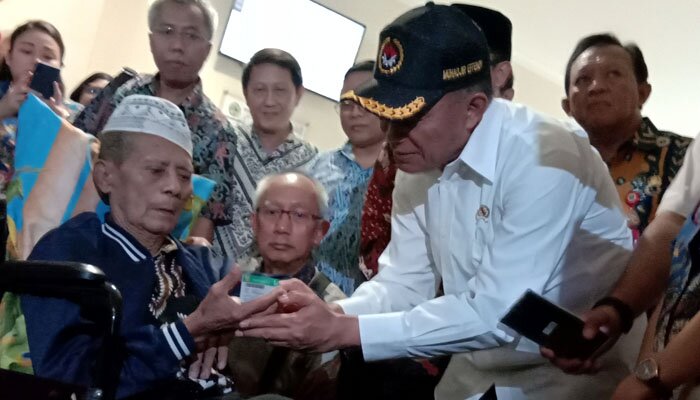 Menko PMK Muhadjir Effendy saat berkunjung ke rumah sakit di Malang. (rihadin)