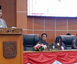 Wali Kota Depok Muhammad Idris didaksikan Ketua DPRD Depok Yusuf Syahputra saat menyampaikan usulan lima Raperda baru. (anton)