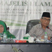Anggota Komisi Fatwa MUI saat rapat yang membahas membaca mushaf Alquran saat salat. (ist)