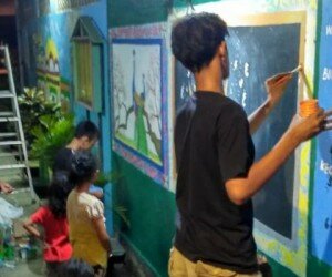 Warga Koja mempercantik lingkungan dengan menghiasi mural. (deny)