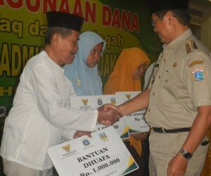 Walikota Jakarta Selatan saat memberikan santunan kepada Mustahik. (wandi)