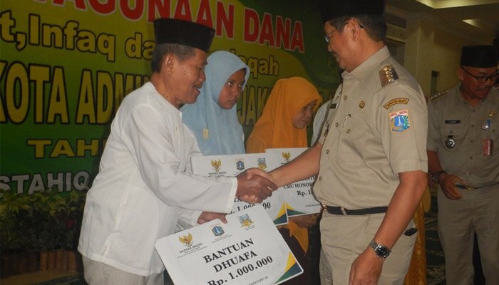 Walikota Jakarta Selatan saat memberikan santunan kepada Mustahik. (wandi)